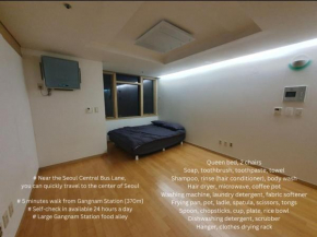 2 Queen beds, 5 min walk from Gangnam St, Spacious House, Convenience store